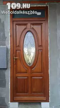 Bejárati ajtó fa